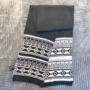 H&M Black and white patterned scarf